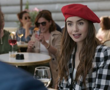 Сериал «Эмили в Париже»: стоит ли смотреть?